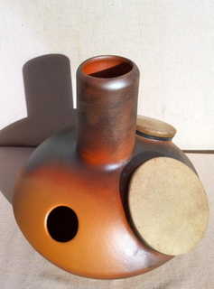 udu drum artisan avec tambour